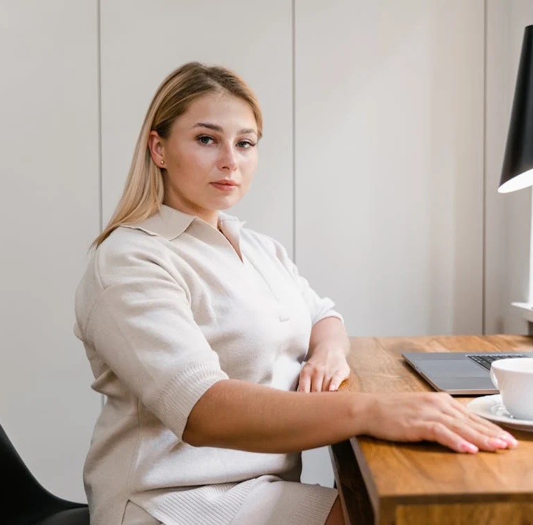 Eine blonde Frau am Schreibtisch